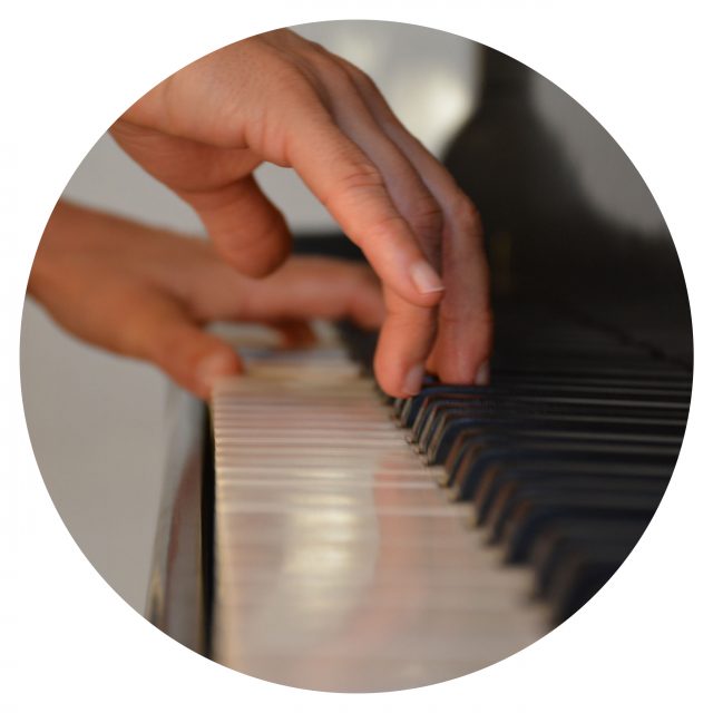 https://nadia-piano-coach.com/wp-content/uploads/2024/01/Mains-esthetique-640x640.jpg